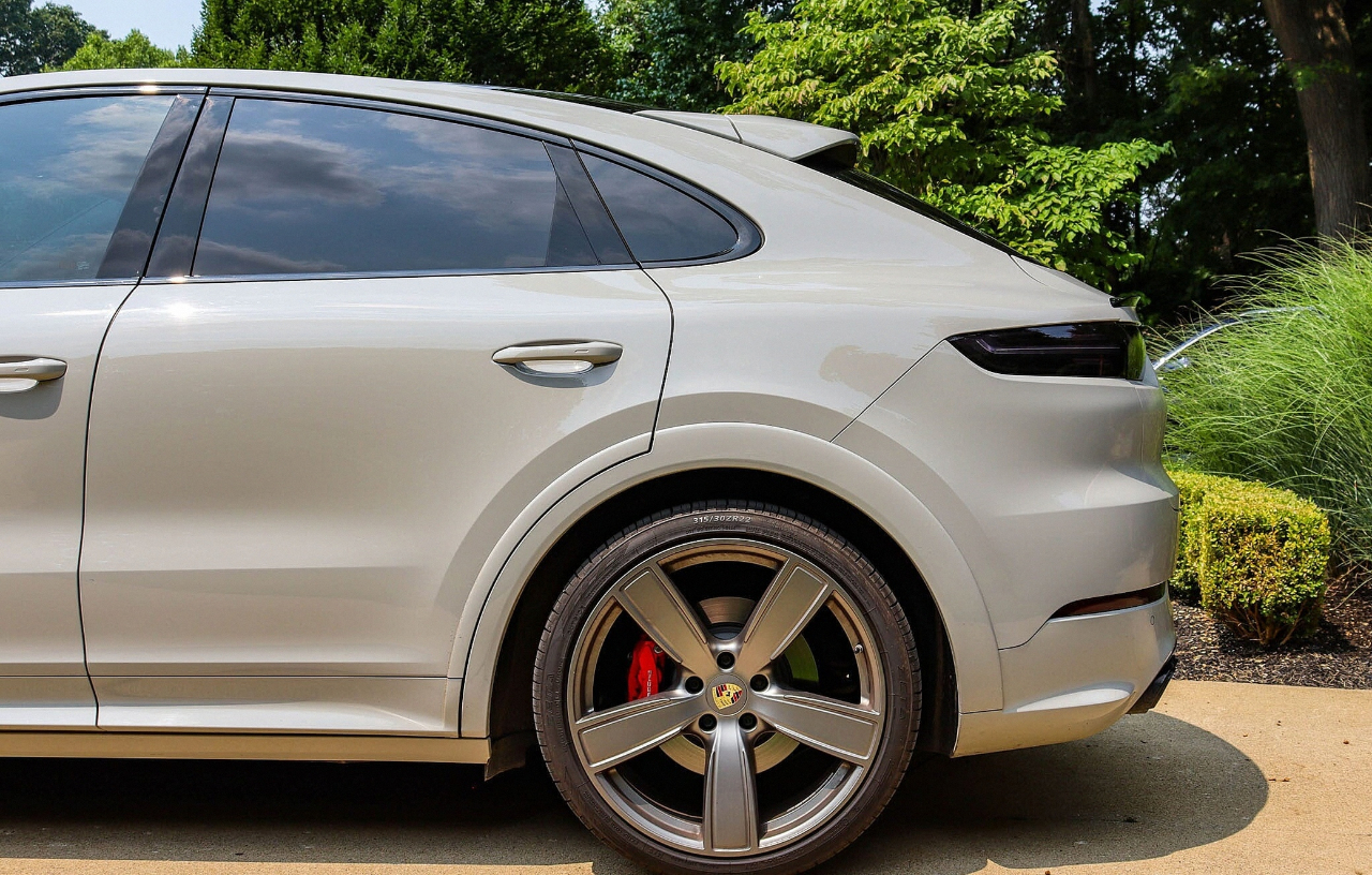 2022 Porsche Cayenne GTS Coupe photo 3