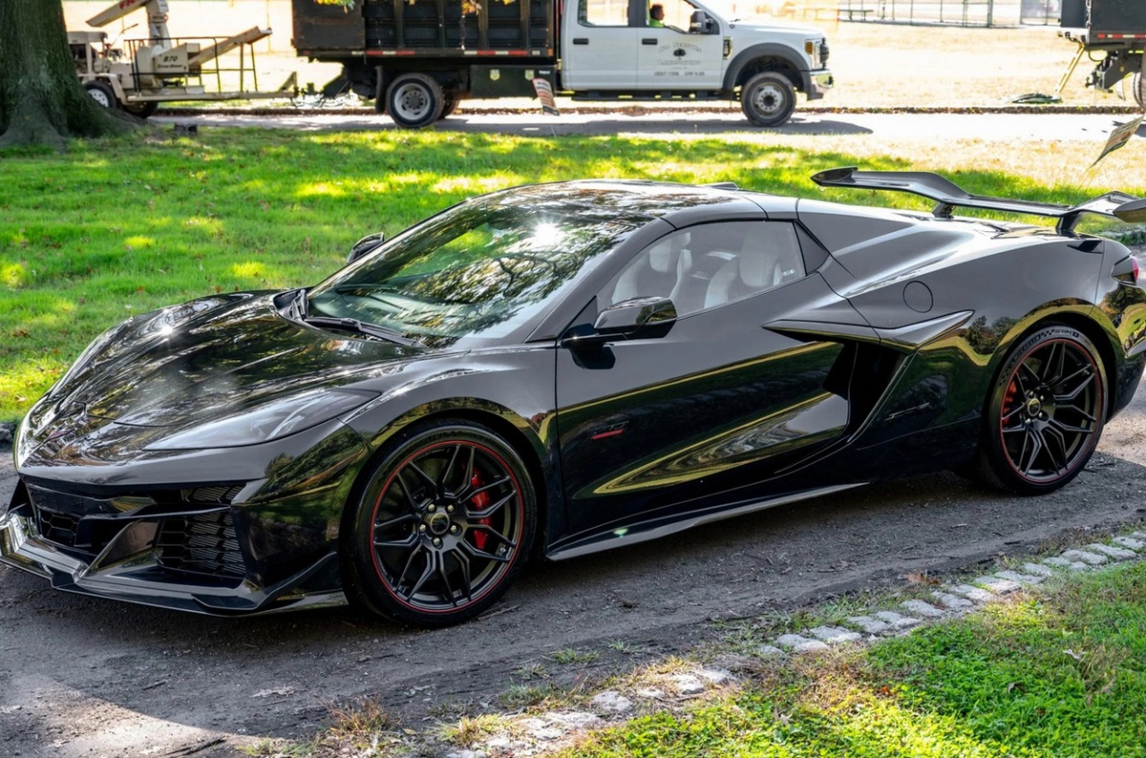 2023 Chevrolet Corvette Z06 Convertible 3LZ photo 2