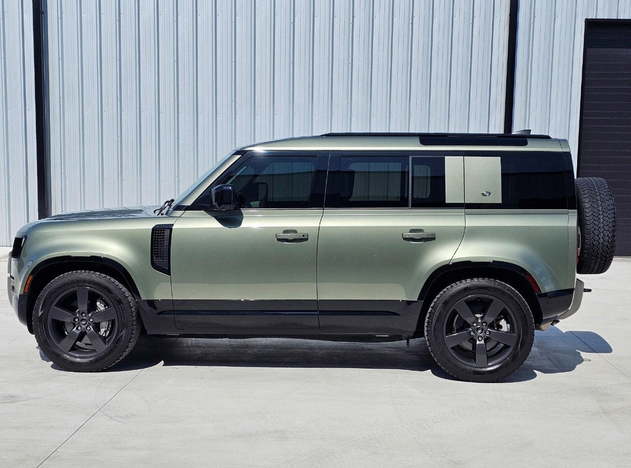 2022 Land Rover Defender 110 X-Dynamic HSE photo 2