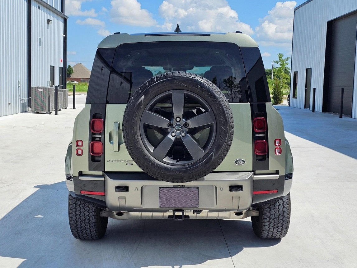 2022 Land Rover Defender 110 X-Dynamic HSE photo 3