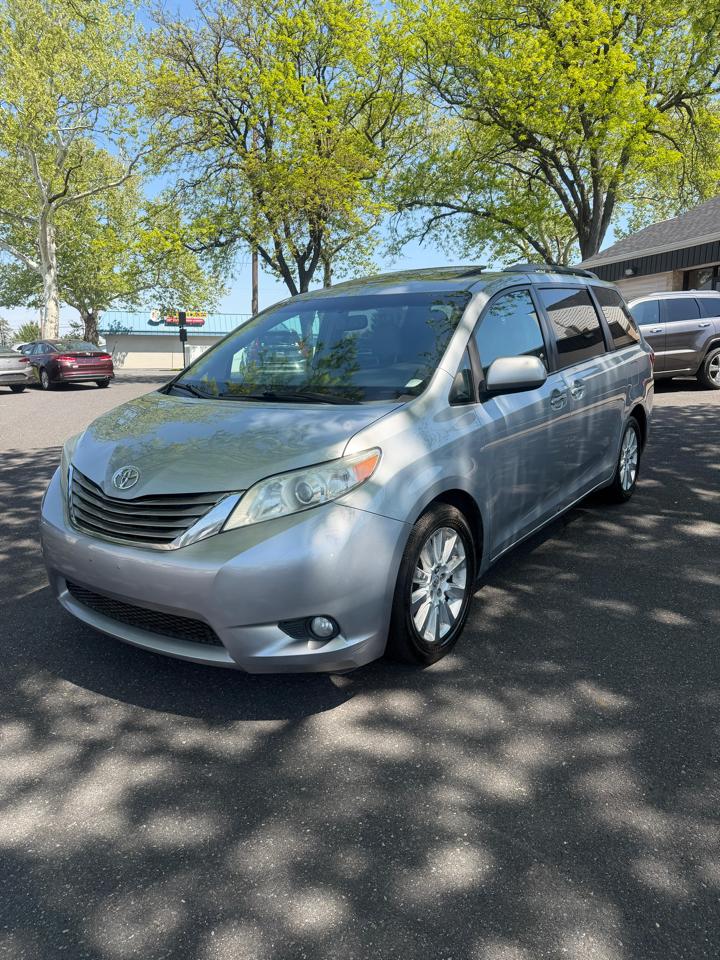 Toyota Sienna XLE 2016