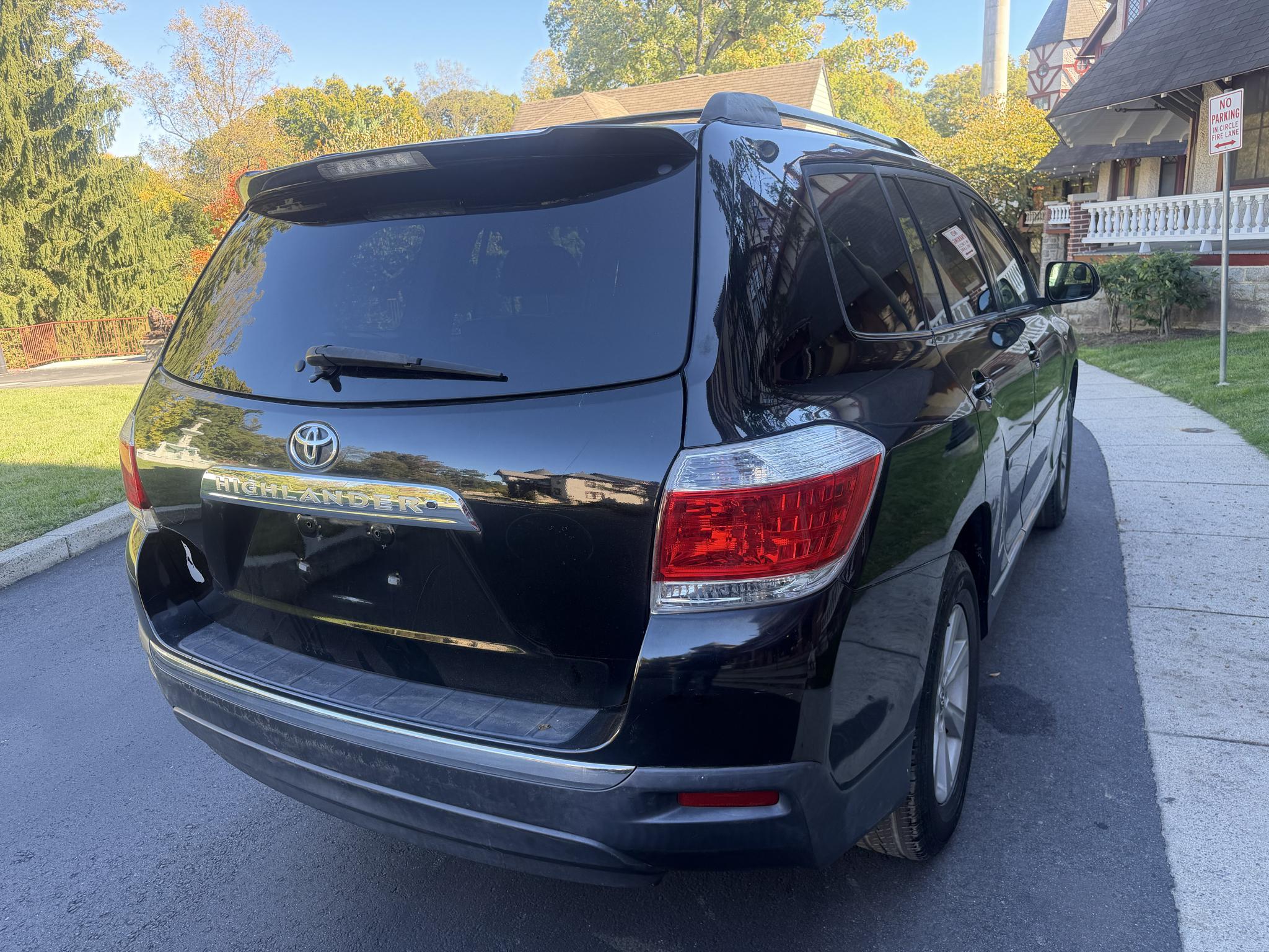 Toyota Highlander Base 2WD V6 2013