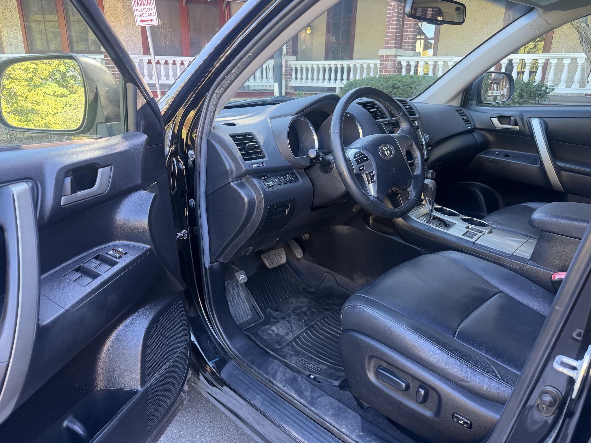 Toyota Highlander Base 2WD V6 2013