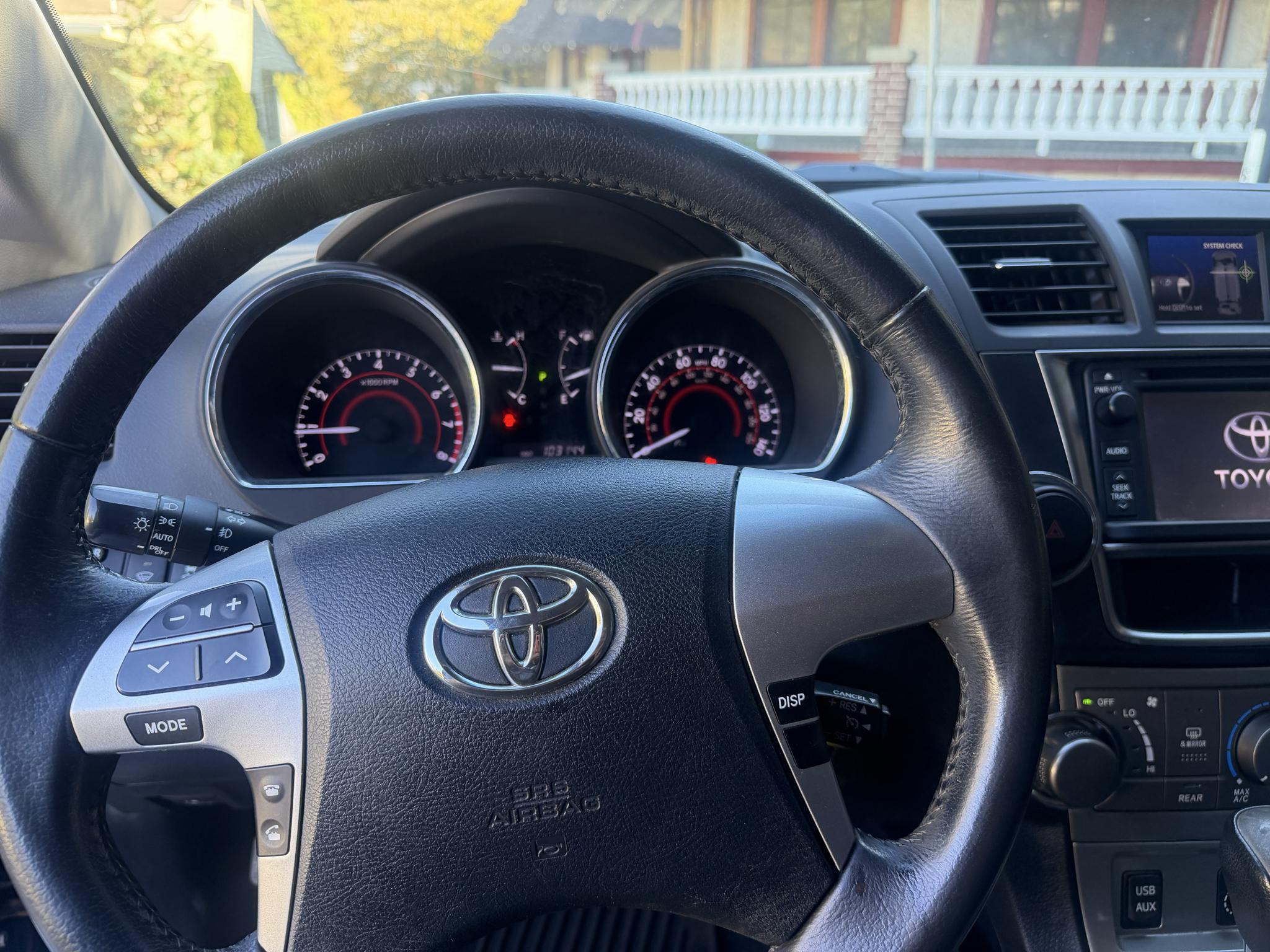 Toyota Highlander Base 2WD V6 2013