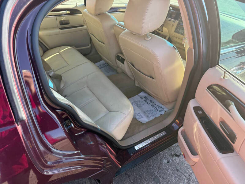 Lincoln Town Car Signature Limited 2011