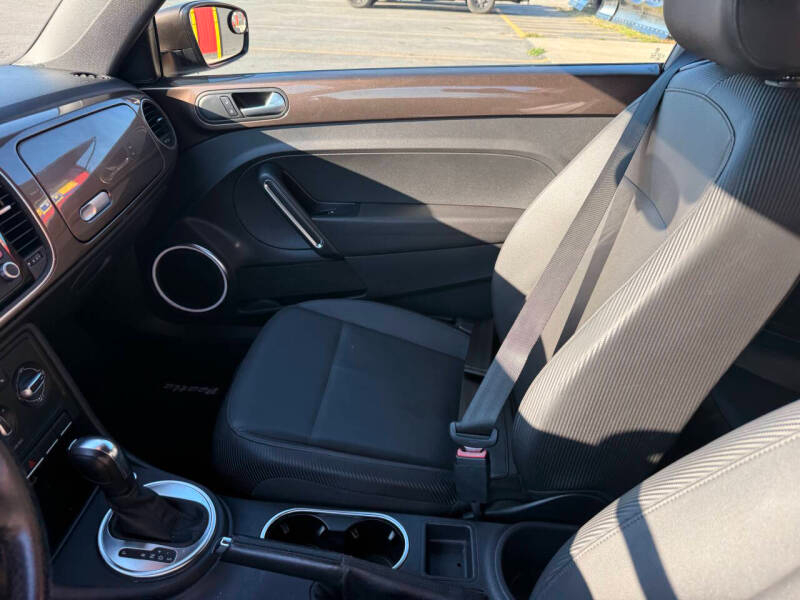 Volkswagen Beetle 2.5L w/Sunroof Sound & Nav 2012