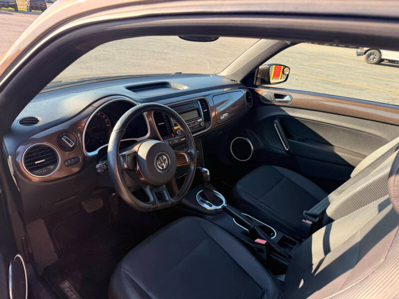 Volkswagen Beetle 2.5L w/Sunroof Sound & Nav 2012