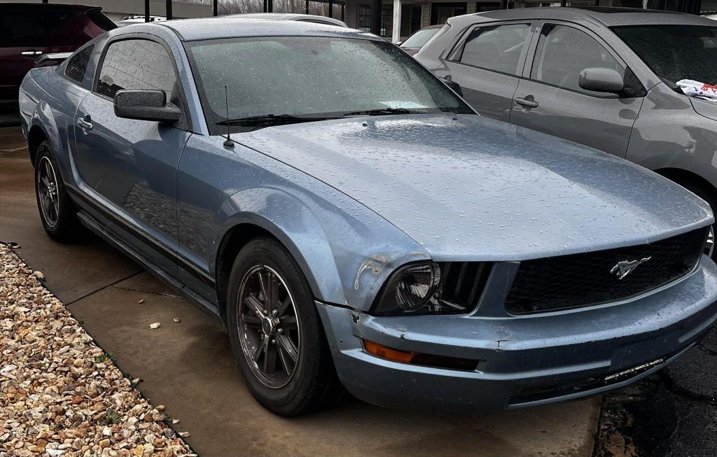2005 Ford Mustang V6 Deluxe Coupe