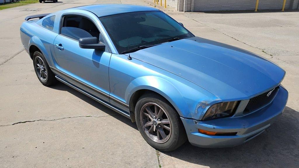 2005 Ford Mustang V6 Deluxe Coupe
