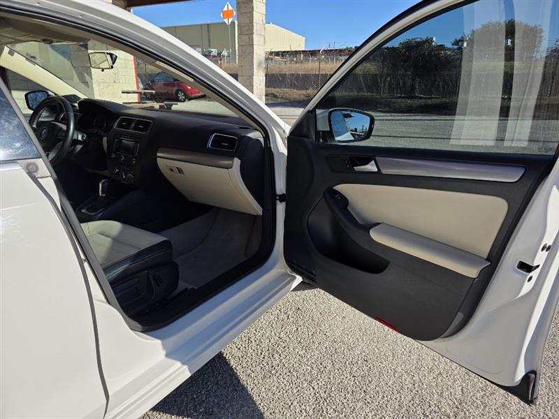 Volkswagen Jetta SEL PZEV 2013