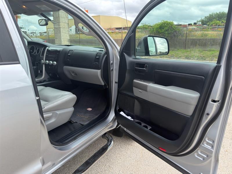 Toyota Tundra Tundra-Grade CrewMax 5.7L 2WD 2012