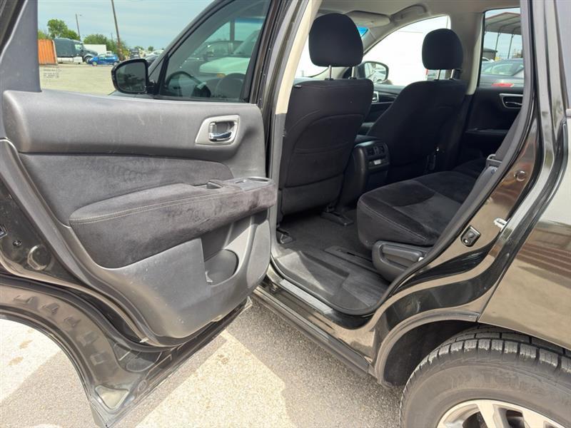 Nissan Pathfinder SV 2WD 2016