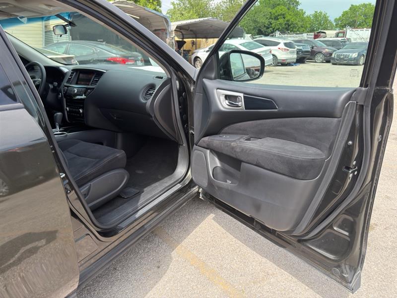 Nissan Pathfinder SV 2WD 2016