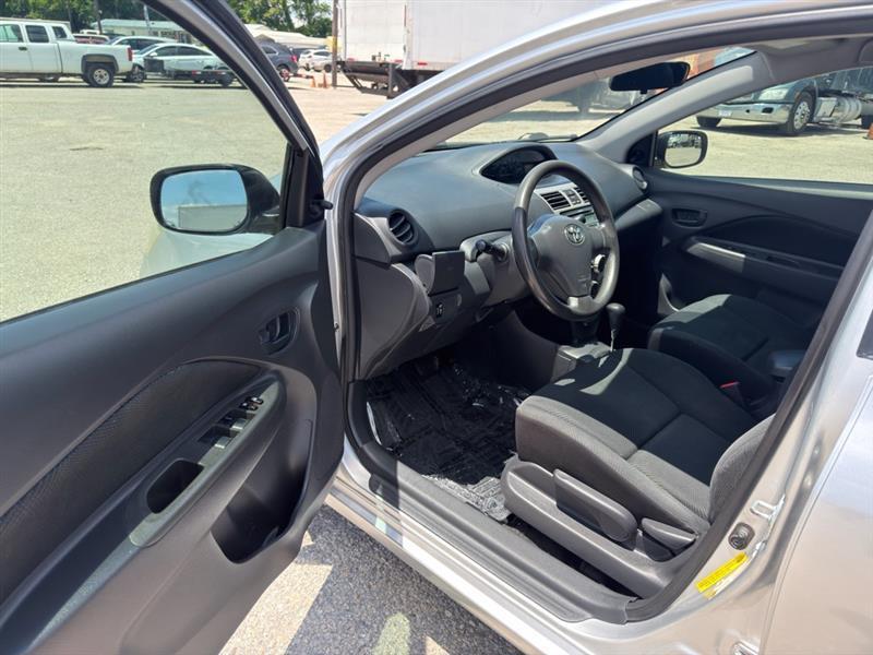 Toyota Yaris Sedan 5-Speed MT 2012