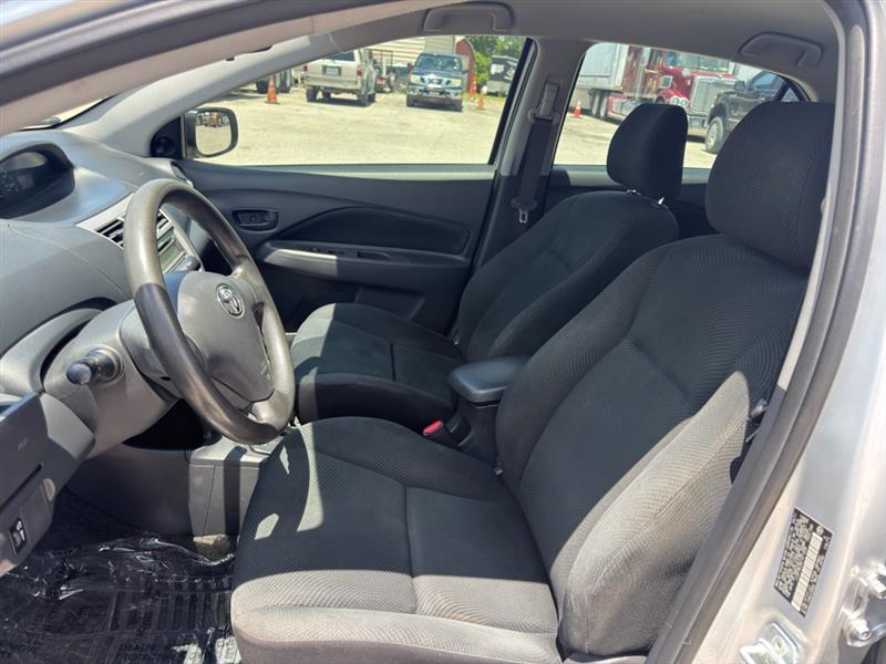 Toyota Yaris Sedan 5-Speed MT 2012