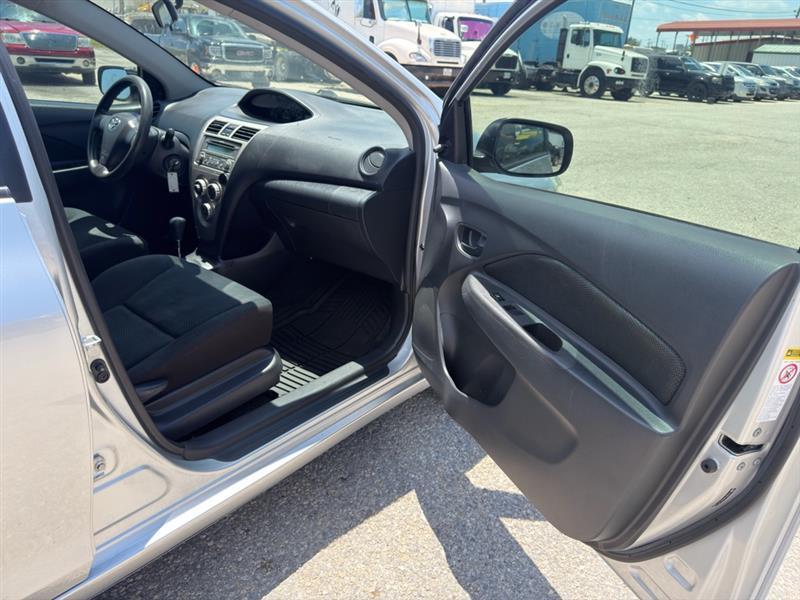 Toyota Yaris Sedan 5-Speed MT 2012