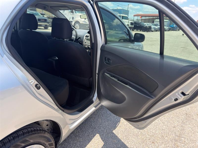 Toyota Yaris Sedan 5-Speed MT 2012
