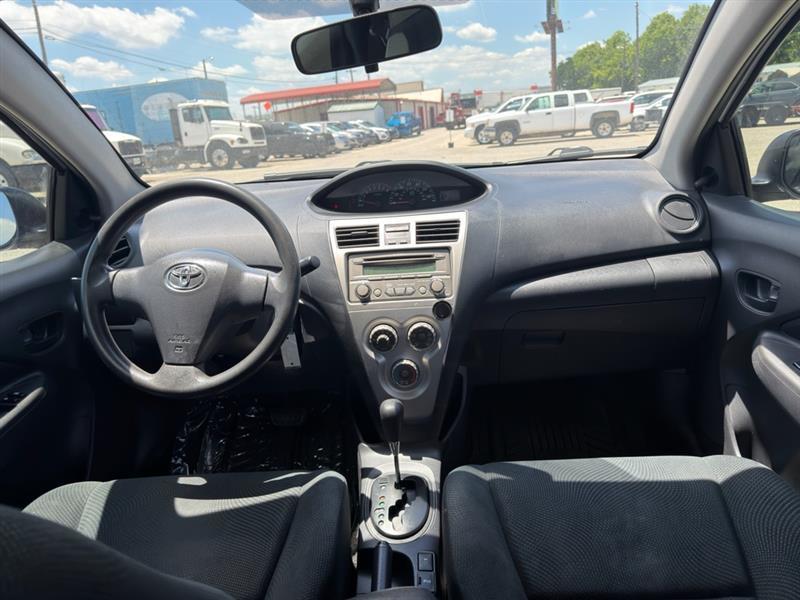 Toyota Yaris Sedan 5-Speed MT 2012