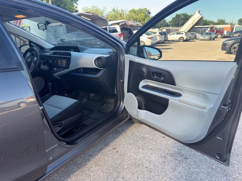 Toyota Prius c One 2012