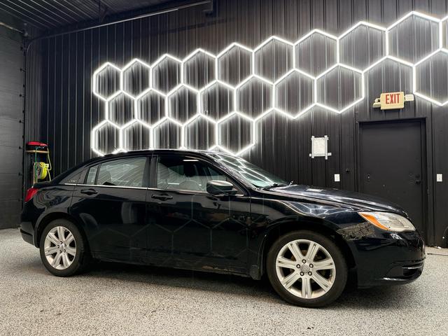 Not Specified 2013 Chrysler 200 Sedan Front-Wheel Drive Automatic