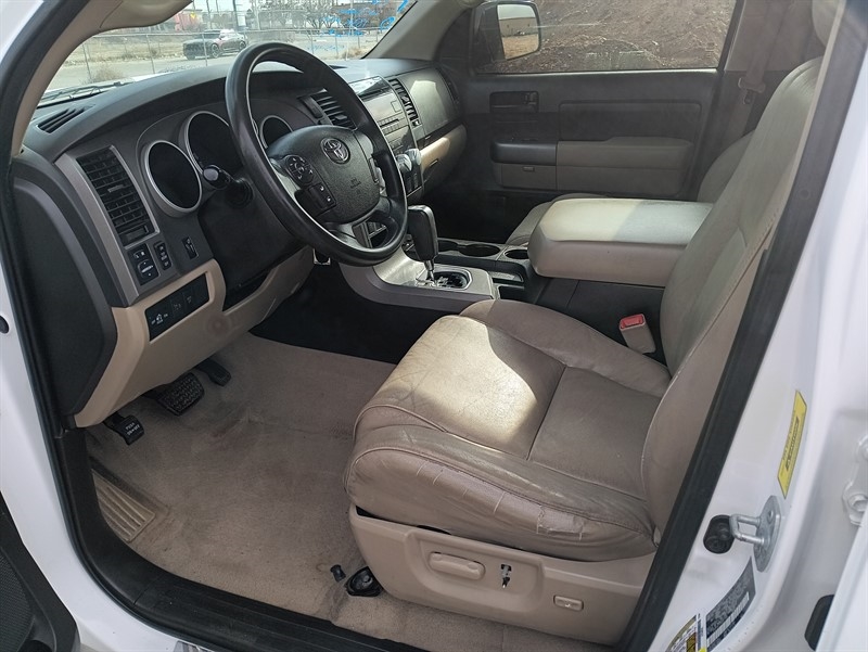 Toyota Tundra Tundra-Grade CrewMax 5.7L 2WD 2010