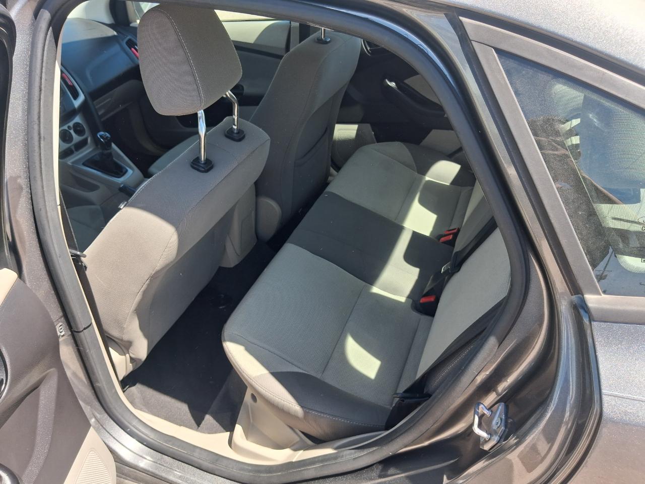 Ford Focus SE Sedan 2012