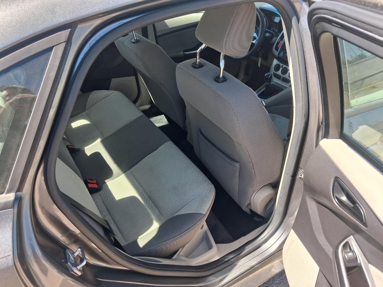 Ford Focus SE Sedan 2012