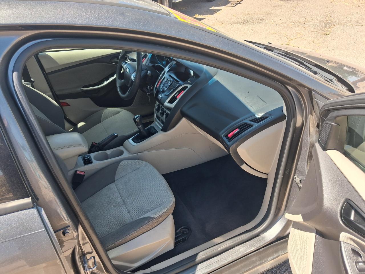 Ford Focus SE Sedan 2012