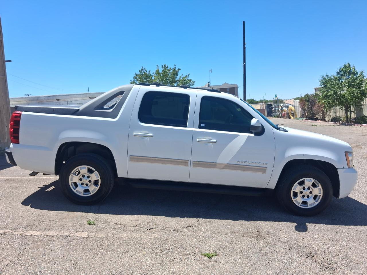 Chevrolet Avalanche LS 4WD 2011