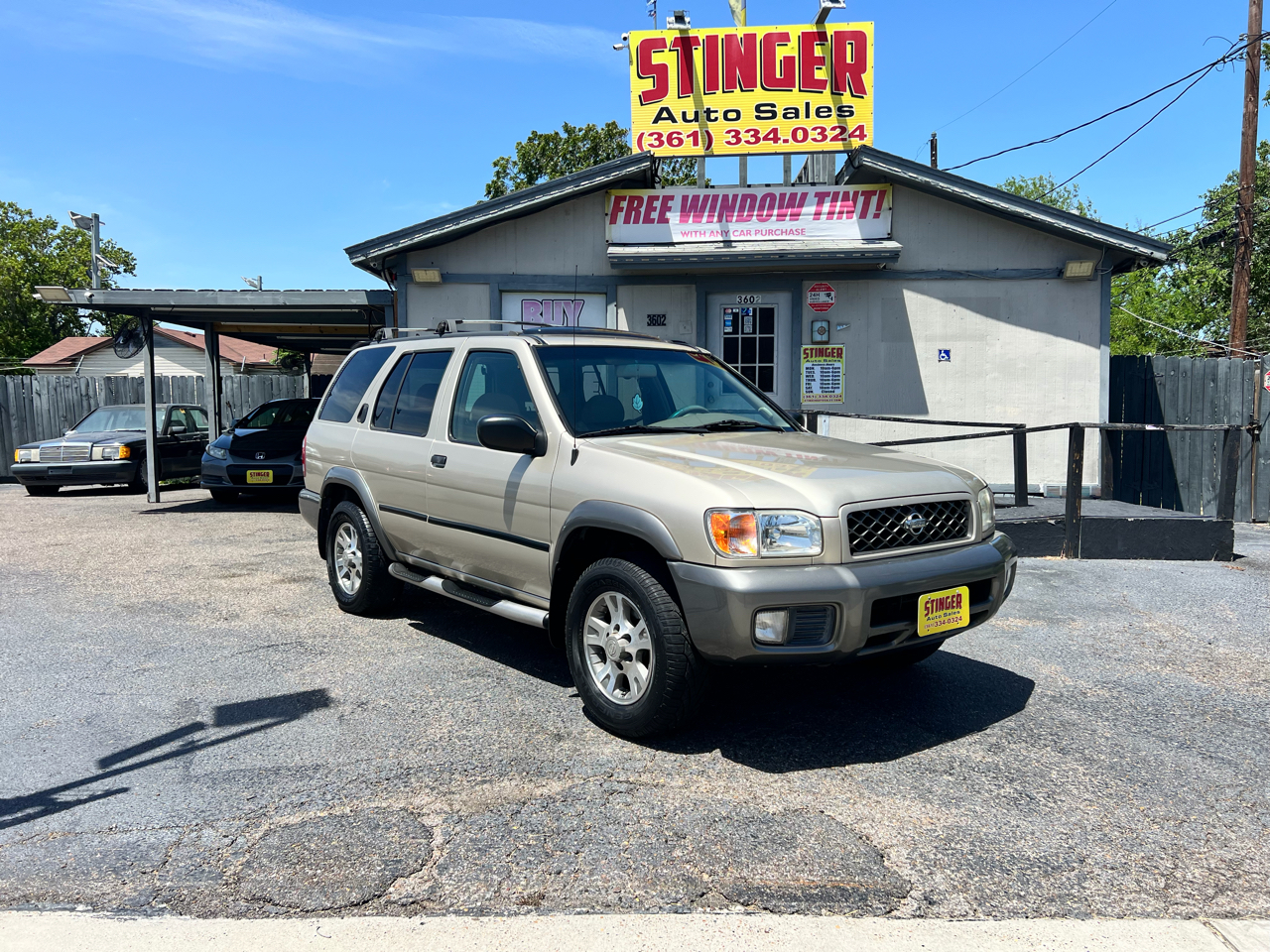2001 Nissan Pathfinder LE's photo