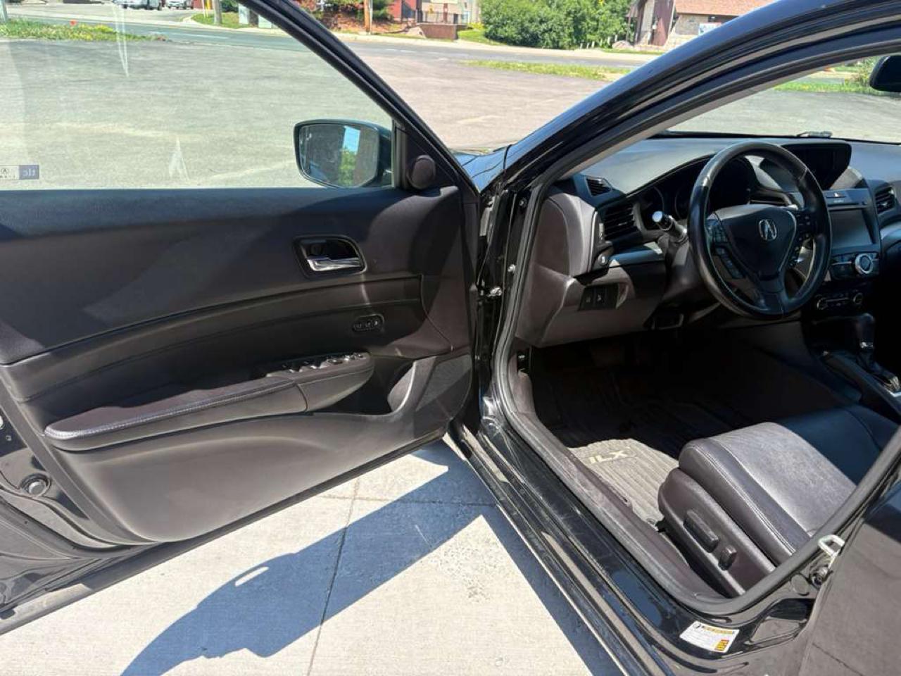 Acura ILX 4dr Sdn 2.0L Tech Pkg 2017