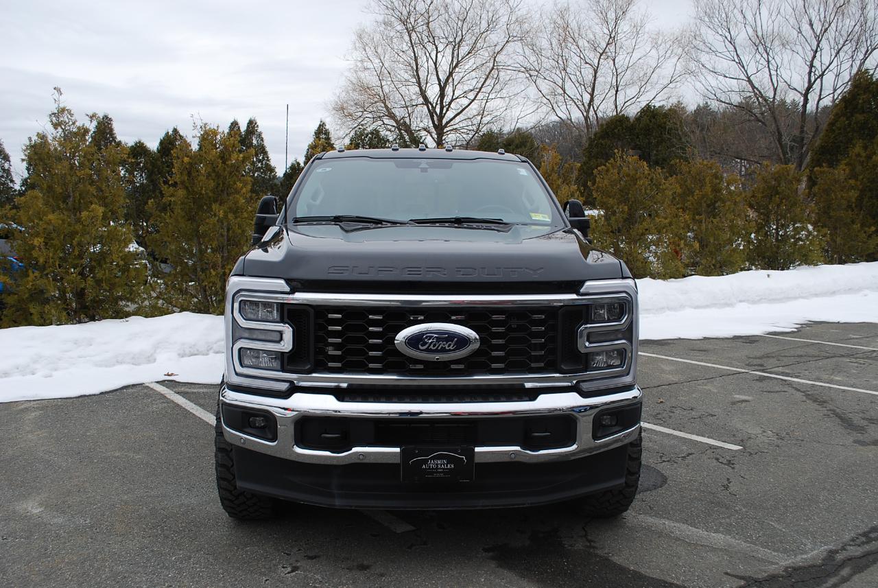 Ford Super Duty F-350 DRW Lariat 4WD Crew Cab 8' Box 2023