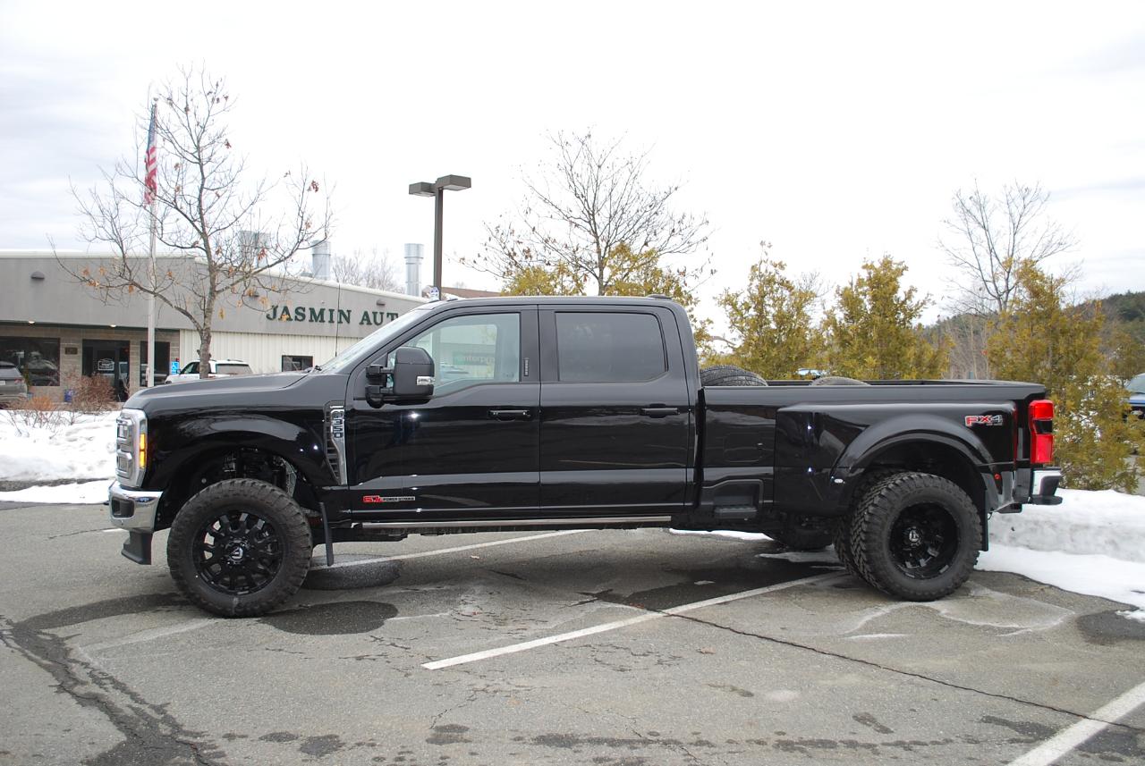 Ford Super Duty F-350 DRW Lariat 4WD Crew Cab 8' Box 2023