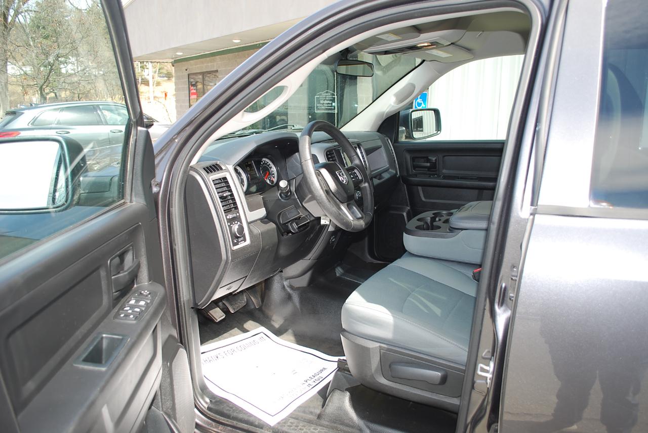 RAM 1500 Tradesman 4x4 Crew Cab 5'7" Box 2017