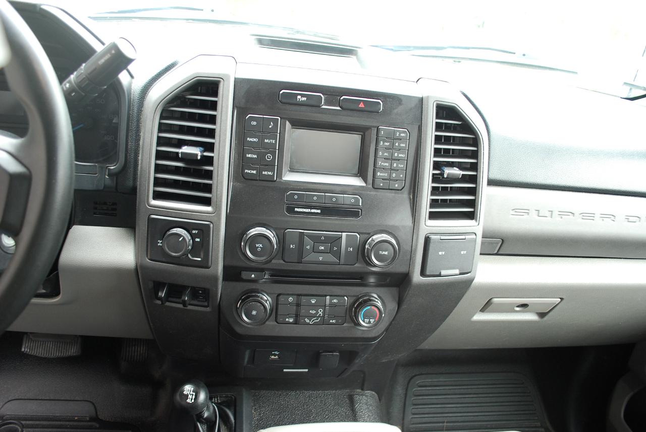 Ford Super Duty F-350 SRW XLT 4WD Reg Cab 8' Box 2017