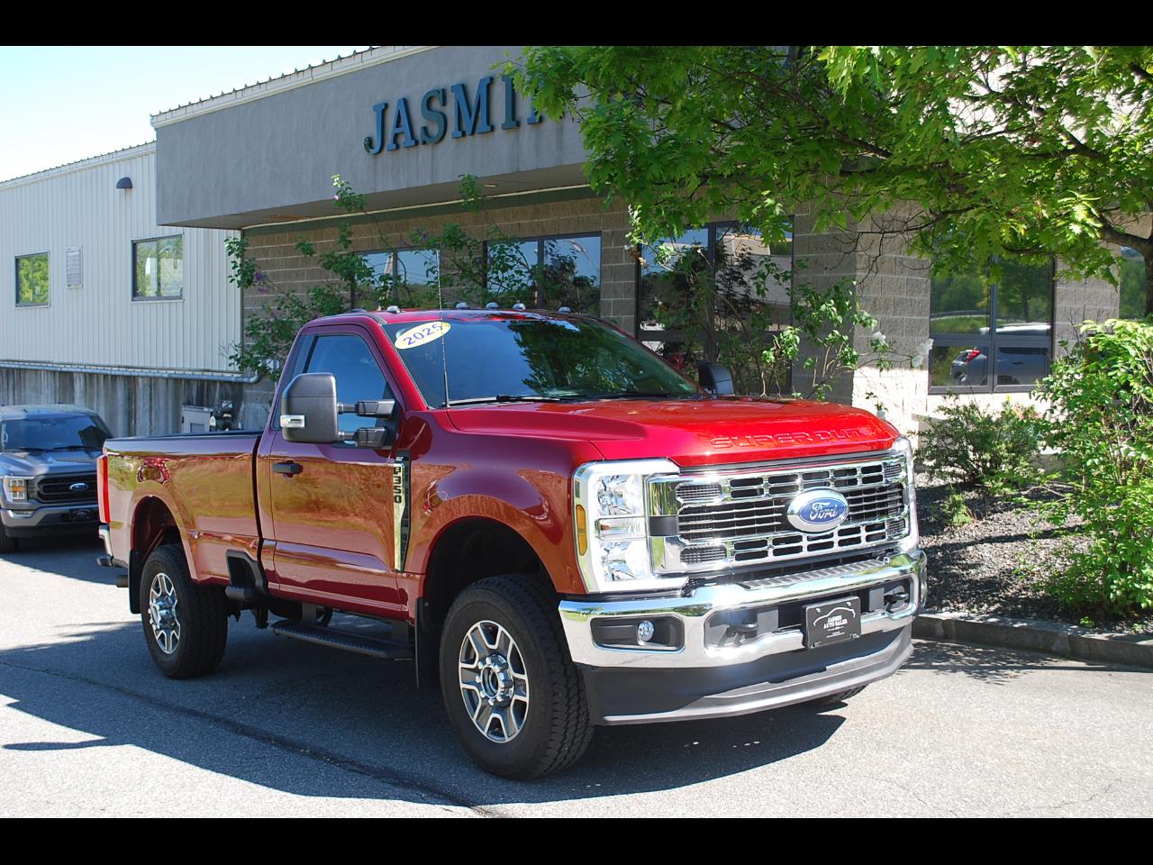 Ford Super Duty F-350 SRW XLT 4WD Reg Cab 8' Box 2025