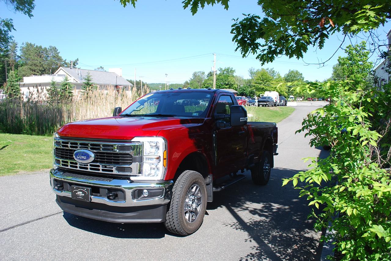 Ford Super Duty F-350 SRW XLT 4WD Reg Cab 8' Box 2025