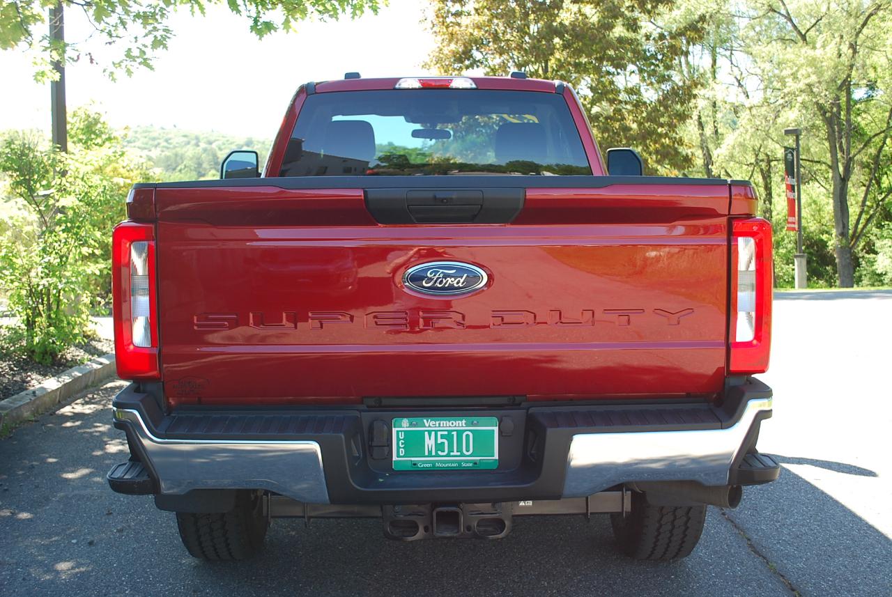 Ford Super Duty F-350 SRW XLT 4WD Reg Cab 8' Box 2025