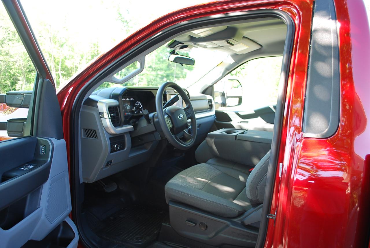 Ford Super Duty F-350 SRW XLT 4WD Reg Cab 8' Box 2025