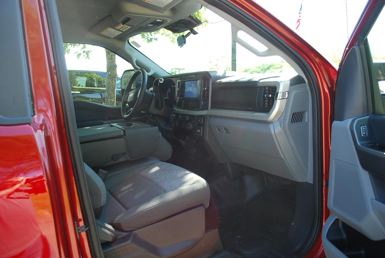 Ford Super Duty F-350 SRW XLT 4WD Reg Cab 8' Box 2025