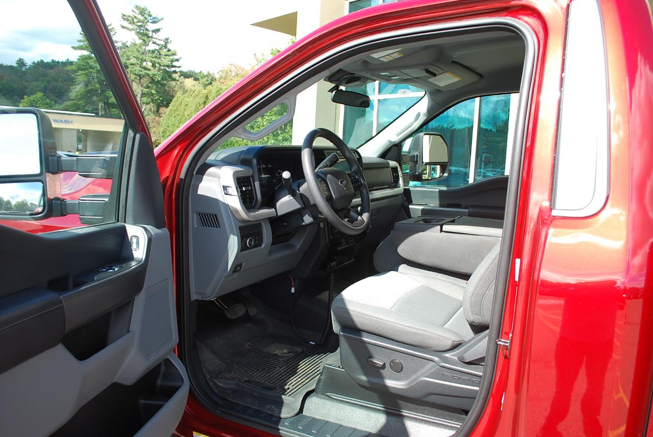 Ford Super Duty F-350 SRW XLT 4WD Reg Cab 8' Box 2025