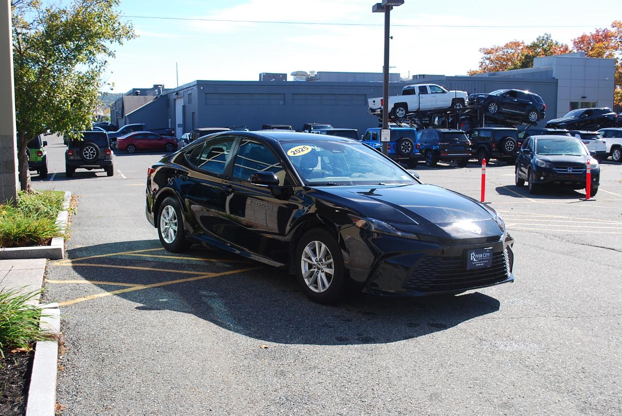 Toyota Camry LE (Natl) 2025