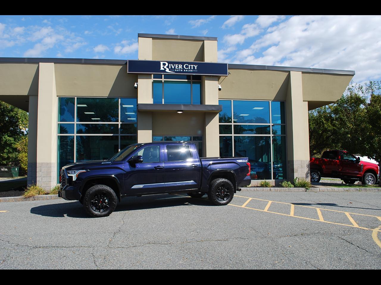 Toyota Tundra 4WD Platinum Hybrid CrewMax 5.5' Bed 3.5L (Natl) 2026