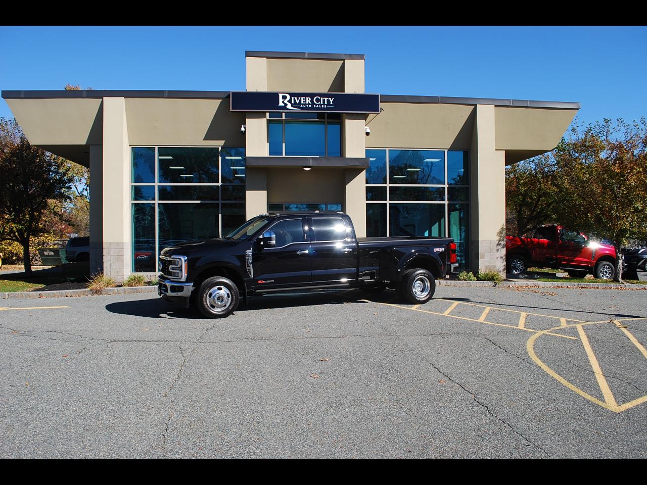 2023 Ford Super Duty F-350 DRW Lariat 4WD Crew Cab 8' Box