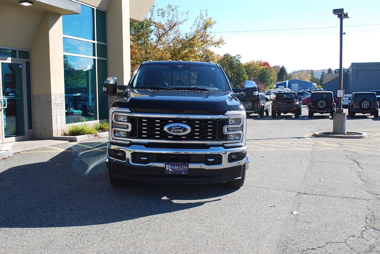 Ford Super Duty F-350 DRW Lariat 4WD Crew Cab 8' Box 2023