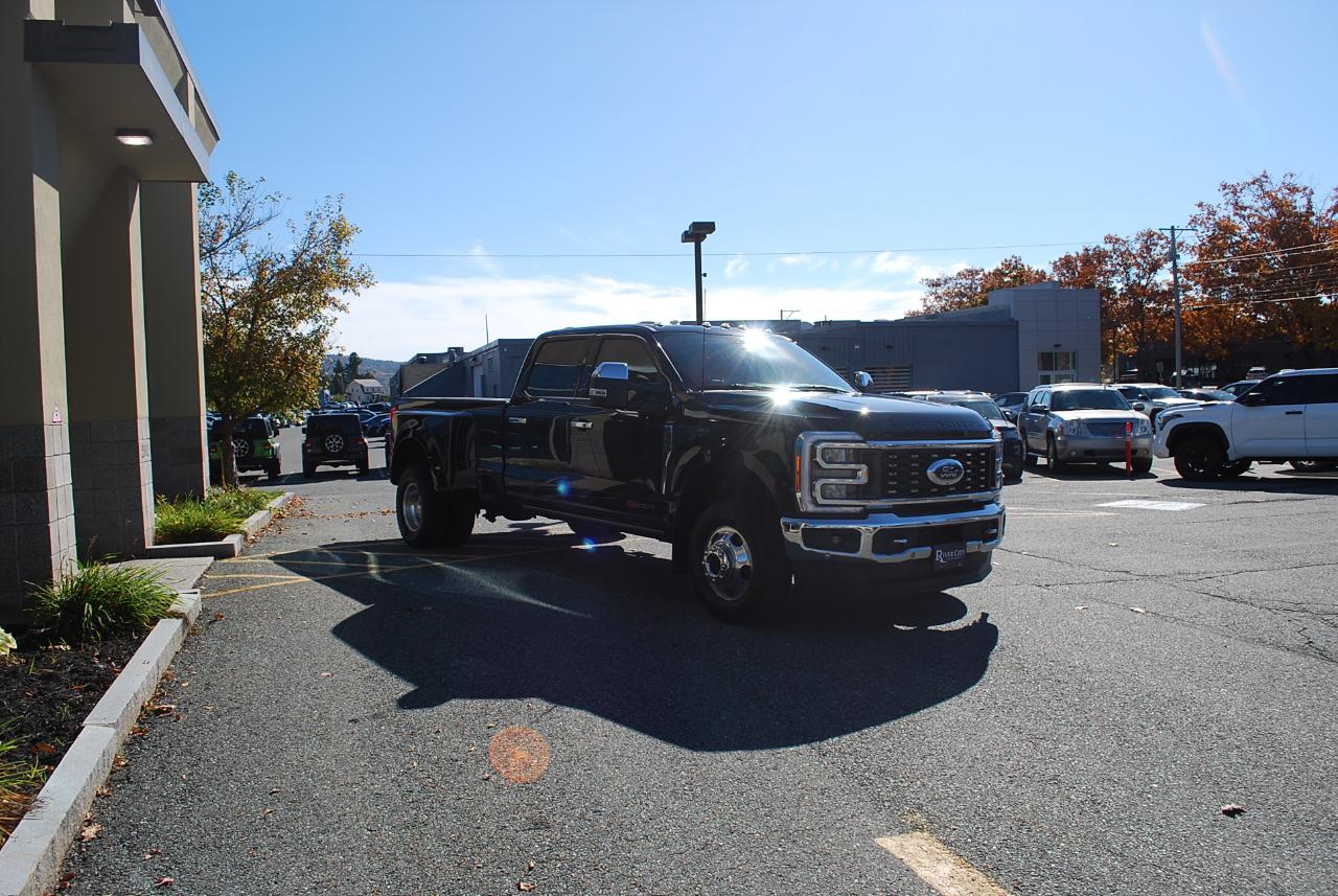 Ford Super Duty F-350 DRW Lariat 4WD Crew Cab 8' Box 2023
