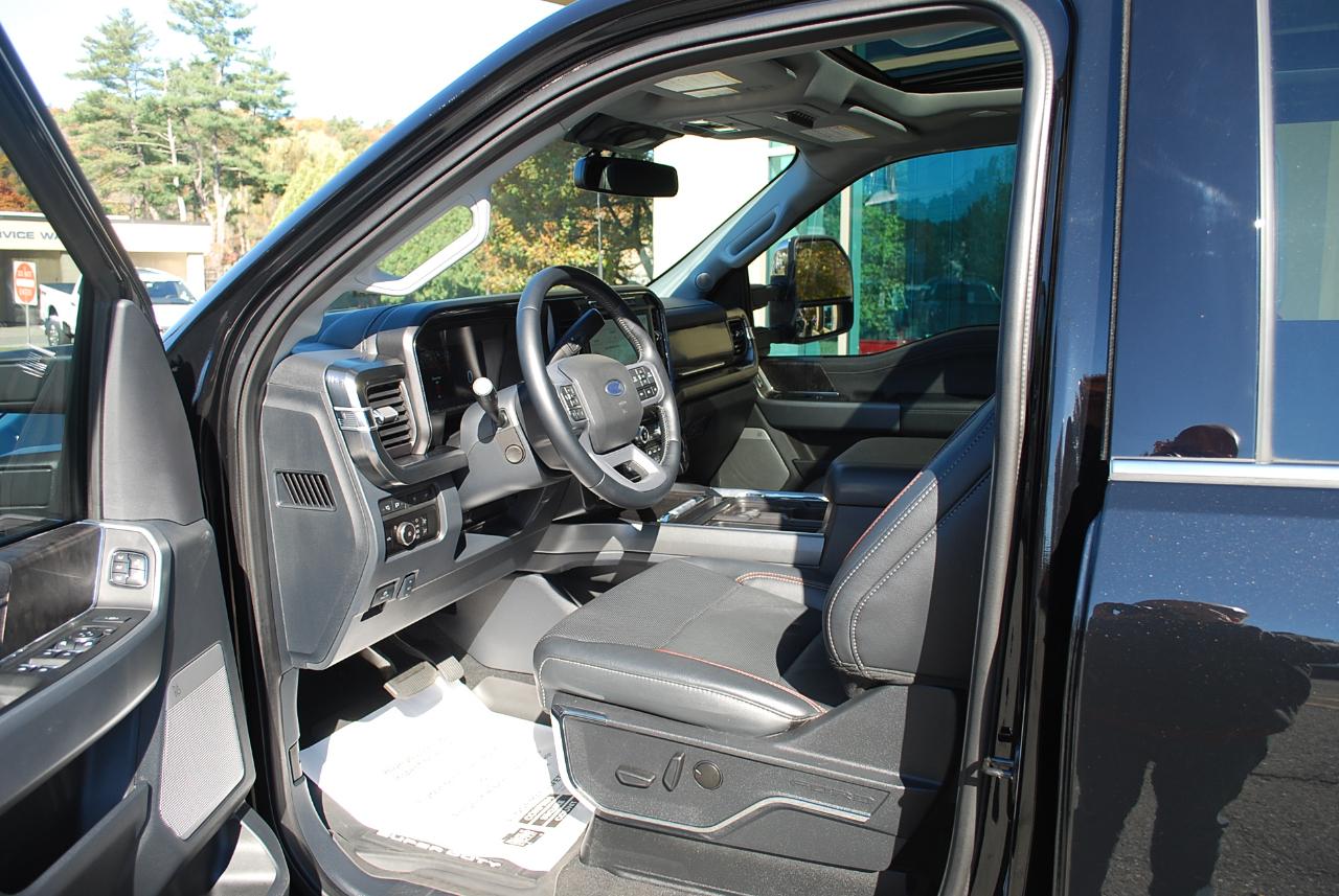 Ford Super Duty F-350 DRW Lariat 4WD Crew Cab 8' Box 2023