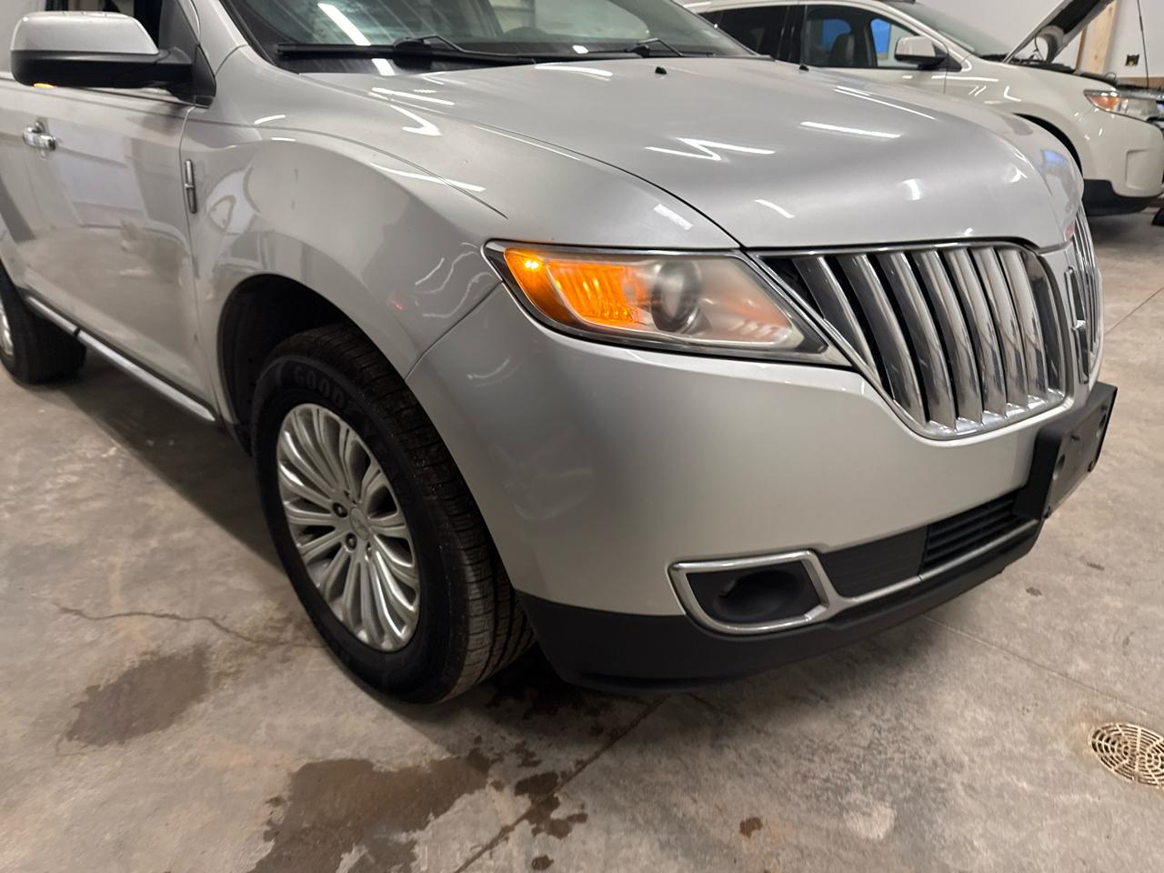 View vehicle photo 3