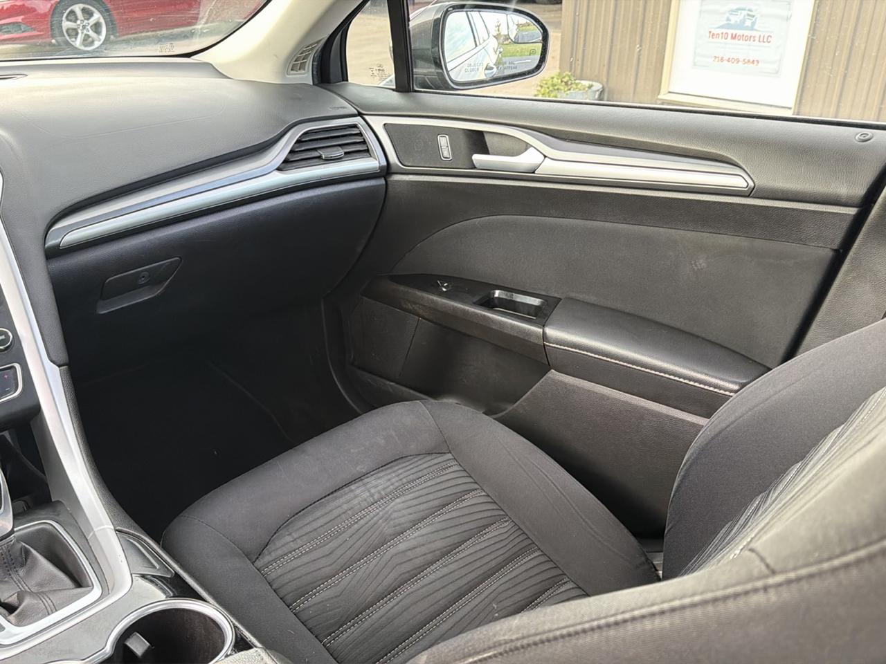2016 Ford Fusion SE - Photo 16