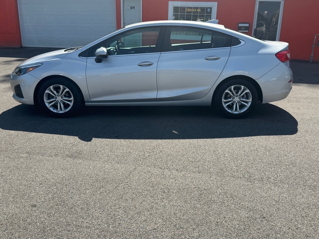 2019 Chevrolet Cruze LT photo 3